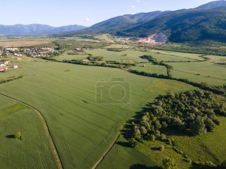 Luftaufnahme des Vierzig-Quellen-Reservoirs in der Nähe der Stadt Asenovgrad, Region Plovdiv, Bulgarien