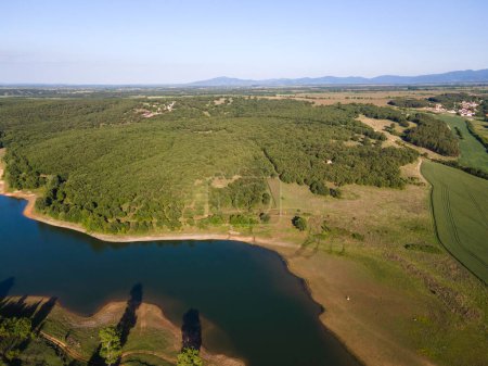 Luftaufnahme des Vierzig-Quellen-Reservoirs in der Nähe der Stadt Asenovgrad, Region Plovdiv, Bulgarien