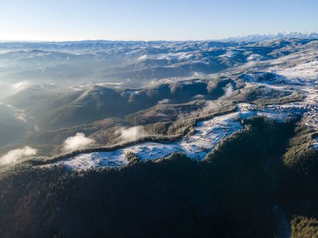 Erstaunliche Luftaufnahme des Yundola-Gebiets zwischen Rila und Rhodopen, Bulgarien
