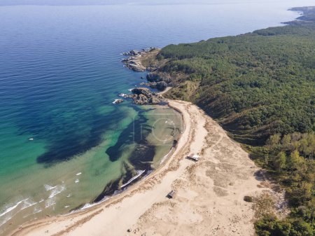 Luftaufnahme der Schwarzmeerküste in der Nähe des Silistar Strandes, Burgas Region, Bulgarien