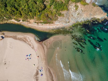 Luftaufnahme der Schwarzmeerküste in der Nähe des Silistar Strandes, Burgas Region, Bulgarien