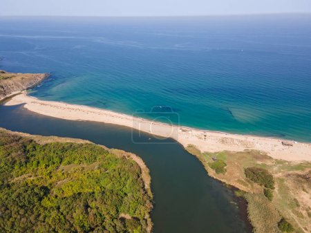 Luftaufnahme der Schwarzmeerküste in der Nähe des Strandes Veleka, Sinemorets, Gebiet Burgas, Bulgarien