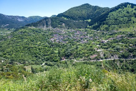 Sprring vista de la aldea de Metsovo cerca de la ciudad de Ioannina, región del Epiro, Grecia