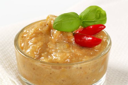 Téléchargez les photos : Sauce trempante à l'aubergine ou tartinade dans un petit plat en verre - en image libre de droit