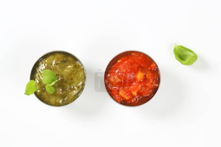Téléchargez les photos : Pesto au basilic et salsa de tomates dans des bols en métal - en image libre de droit