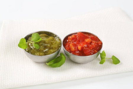 Téléchargez les photos : Pesto au basilic et salsa de tomates dans des bols en métal - en image libre de droit