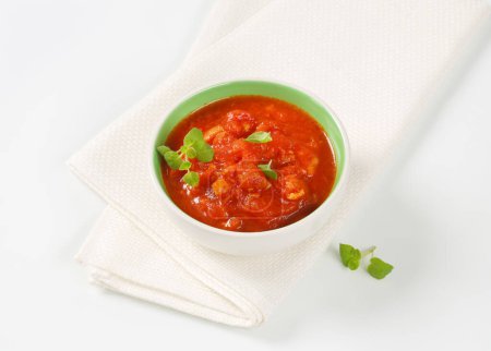 Foto de Cuenco de salsa de tomate asado - Imagen libre de derechos