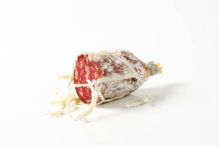 Téléchargez les photos : Pièce de saucisse française séchée - en image libre de droit