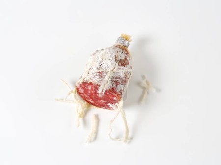 Téléchargez les photos : Pièce de saucisse française séchée - en image libre de droit
