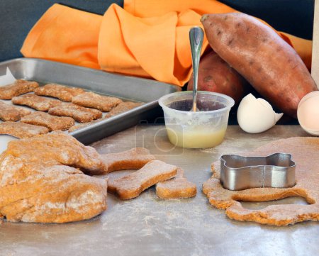 Foto de Juego de mesa con ingredientes para hacer galletas de perro camote. - Imagen libre de derechos