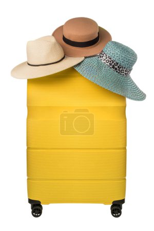 Gelber Reisekoffer mit Hüten, die isoliert auf weißem Hintergrund darüber hängen. Reiseeinkaufskonzept. Reiseauswahlkonzept