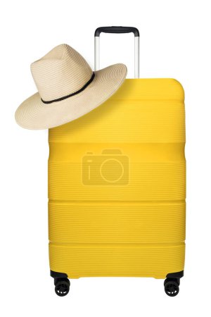 Gelber Reisekoffer mit Strohhut auf weißem Hintergrund. Reisekoffer aus Kunststoff mit hängendem Hut. Reisekonzept