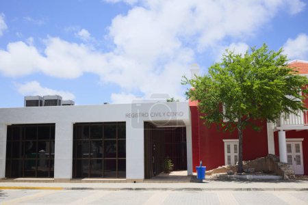Foto de ORANJESTAD, ARUBA - 17 DE JULIO DE 2022: Registro Civil y Censo (Registro Civil y Censo) a lo largo de Schoolstraat en el Ayuntamiento en el centro de Oranjestad, en la isla caribeña de Aruba - Imagen libre de derechos