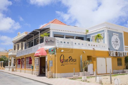 Photo for ORANJESTAD, ARUBA - JULY 17, 2022: Que Pasa Restaurant and Winebar located in a historical merchant house along Wilhelminastraat in downtown Oranjestad on the Caribbean island of Aruba - Royalty Free Image