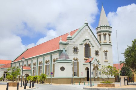 Téléchargez les photos : ORANJESTAD, ARUBA - 17 JUILLET 2022 : Pro-Catedral San Francisco Di Asis (Pro-cathédrale Saint-François d'Assise), qui est la principale église catholique romaine sur l'île caribéenne d'Aruba, située dans la capitale Oranjestad - en image libre de droit