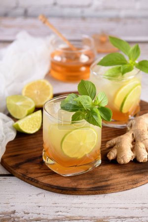   Erfrischungscocktail ohne Alkohol. Honig-Ingwer-Limonade mit einem Hauch von Basilikum