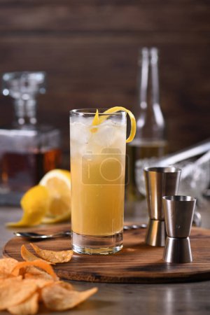 Foto de Cóctel de whisky con cerveza de jengibre, decorado con ralladura de limón - Imagen libre de derechos