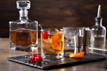 Cocktail Old Fashioned ist eine altmodische Verfeinerung von Whiskey und süßem Sirup. Serviert mit Eis, Orangenschale und Maraschino-Kirsche. 