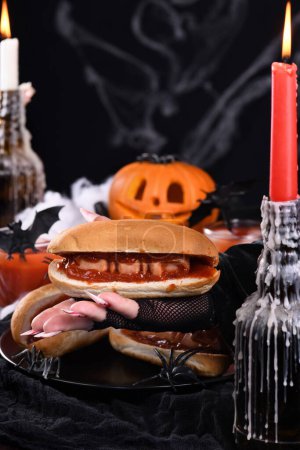 Foto de Hot dog Dedos sangrientos en las manos de una bruja. Aperitivo de Halloween - Imagen libre de derechos