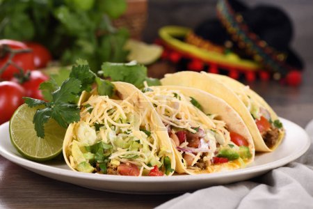 Foto de Taco con carne molida y aguacate, col y queso. Cocina Mexicana. Primer plano. - Imagen libre de derechos