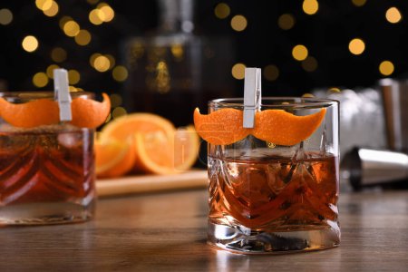 La moustache Sharpie est un cocktail facile à préparer avec du whisky de seigle, du gin, du vermouth sucré et quelques gouttes d'amertume, et agrémenté d'un zeste d'orange en forme de moustache.