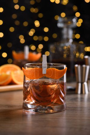 Foto de El Sharpie Mustache es un cóctel que es fácil de hacer con partes iguales de whisky de centeno, ginebra, vermut dulce y unas gotas de amargos, y adornado con una ralladura naranja en forma de bigote - Imagen libre de derechos