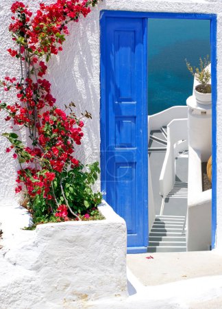 Foto de Arquitectura tradicional del pueblo de Oia en la isla de Santorini, Grecia - Imagen libre de derechos