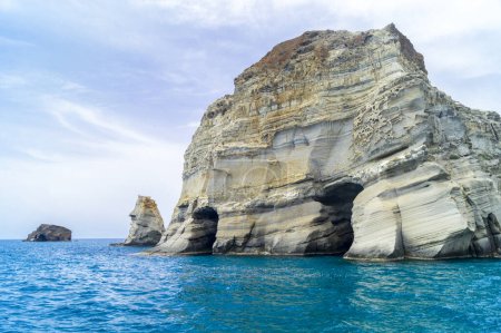 Téléchargez les photos : Grottes et formations rocheuses au bord de la mer dans la région de Sarakiniko, île de Milos, Grèce - en image libre de droit