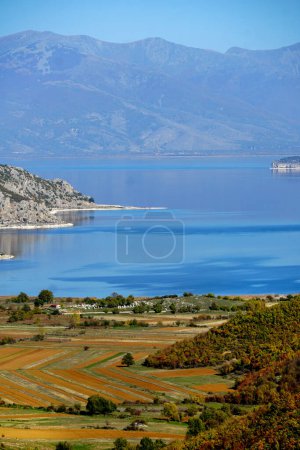 Téléchargez les photos : Photo d'un lac Prespa en Albanie et île de Maligrad en automne. - en image libre de droit