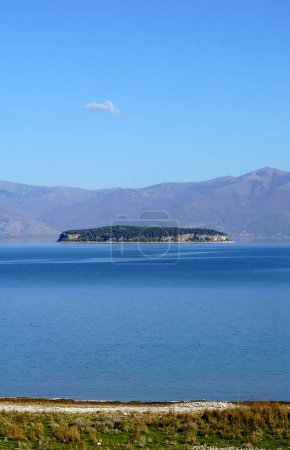 Téléchargez les photos : Photo d'un lac Prespa et île de golem grad . - en image libre de droit