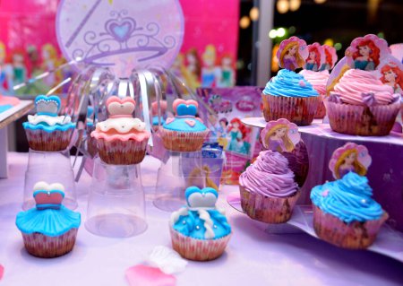 Foto de Pink Cumpleaños cupcakes decoración colorida fiesta de cumpleaños. - Imagen libre de derechos