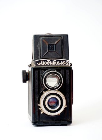 Foto de Skopje, North Macedonia - january 20, 2023:: Old vintage roll film camera Lubitel, made in the former Soviet Union, on a white background. - Imagen libre de derechos