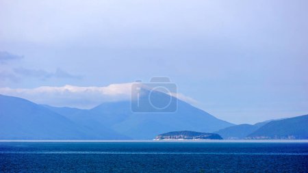 Téléchargez les photos : Vue panoramique sur les montagnes et le lac Prespa avec île de Golem Grad, macédonie
, - en image libre de droit