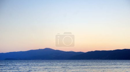 Téléchargez les photos : Coucher de soleil sur le lac prespa, macédonie
, - en image libre de droit