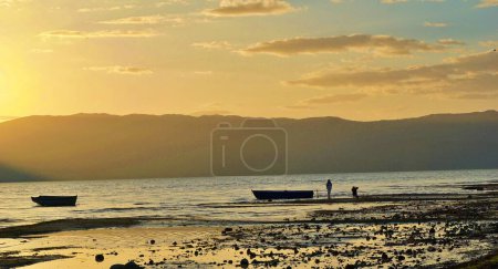 Téléchargez les photos : Magnifique paysage, coucher de soleil sur le lac Prespa en macédonie - en image libre de droit