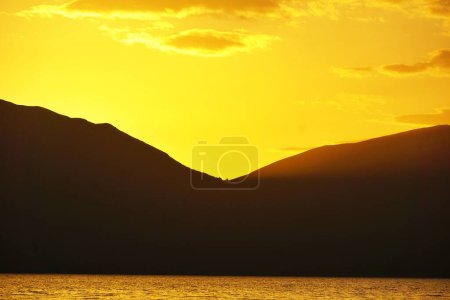 Téléchargez les photos : Magnifique paysage, coucher de soleil sur le lac Prespa en macédonie - en image libre de droit