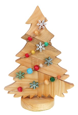 Téléchargez les photos : Arbre de Noël fait de morceaux de palettes en bois. Isolé sur blanc - en image libre de droit
