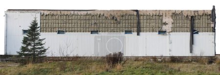 Téléchargez les photos : Le mur du bâtiment détruit a été isolé avec de la laine de pierre. Isolé sur blanc - en image libre de droit