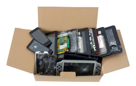 Karton mit den kaputten Telefonen und Tablets. Isoliert auf Weiß