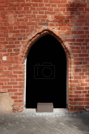 Téléchargez les photos : Niche voûtée pour une statue dans le mur de briques d'une ancienne église - en image libre de droit