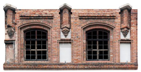 Téléchargez les photos : Fragment d'un ancien bâtiment en brique rouge avec des fenêtres cintrées. Isolé sur blanc - en image libre de droit