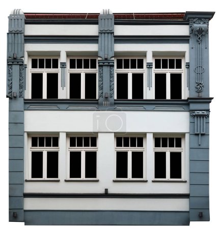 Téléchargez les photos : La façade de l'ancien bâtiment est décorée avec du stuc de plâtre. Isolé sur blanc - en image libre de droit