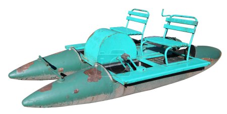 Foto de Barco pedal antiguo fabricado en fibra de vidrio y madera. Aislado sobre blanco - Imagen libre de derechos