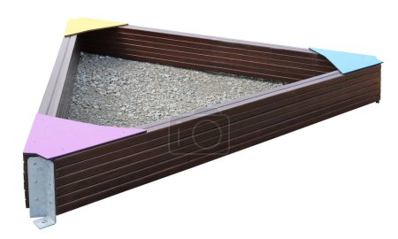 Téléchargez les photos : Bac à sable triangulaire en bois sur une aire de jeux pour enfants. Isolé sur blanc - en image libre de droit