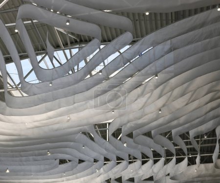 Téléchargez les photos : Plafond moderne dans un centre commercial - rubans suspendus - en image libre de droit