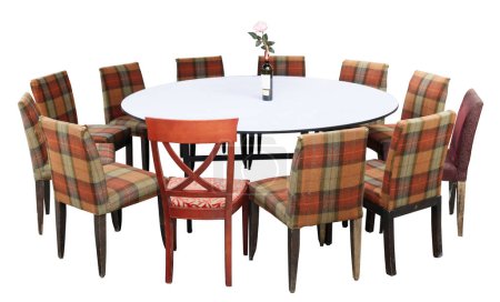 Téléchargez les photos : Douze vieilles chaises se tiennent autour d'une table ronde. Isolé sur blanc - en image libre de droit