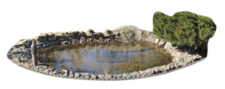 Téléchargez les photos : La rive d'un petit étang fait maison est bordée de pierres. Isolé sur blanc - en image libre de droit