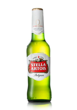 Téléchargez les photos : LONDRES, Royaume-Uni - 30 JUIN 2022 : Stella Artois bière blonde en bouteille de verre sur blanc. - en image libre de droit
