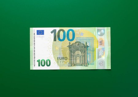 Téléchargez les photos : Cent billets en euros sur fond vert. Facture en monnaie européenne.Vue du dessus. - en image libre de droit