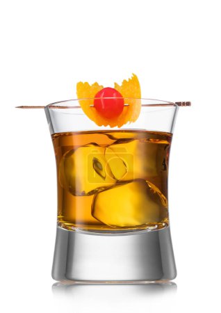 Téléchargez les photos : Verre avec cocktail à l'ancienne et cueillette avec cerise cocktail et écorce d'orange sur blanc. - en image libre de droit
